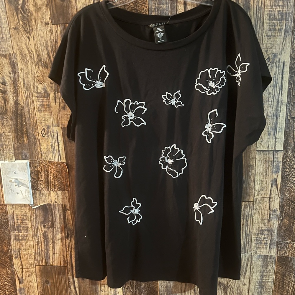 NWT wild kiss women short sleeve blouse with embroidery design size 2X